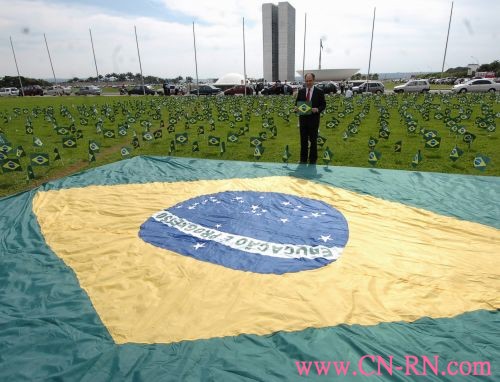 中国评论新闻:巴西举行国旗日活动
