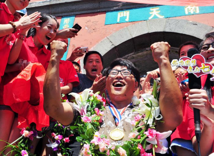 "无腿铁汉"圆梦泰山(组图)