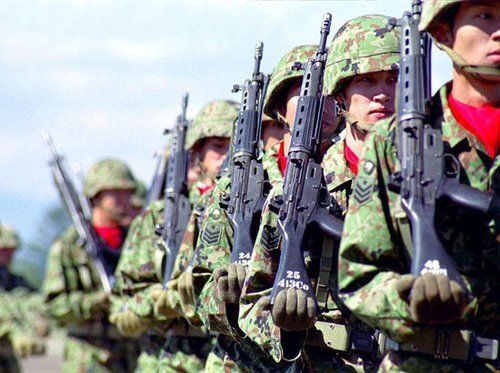 中国评论新闻:日本适龄男青年不愿当兵 自卫队